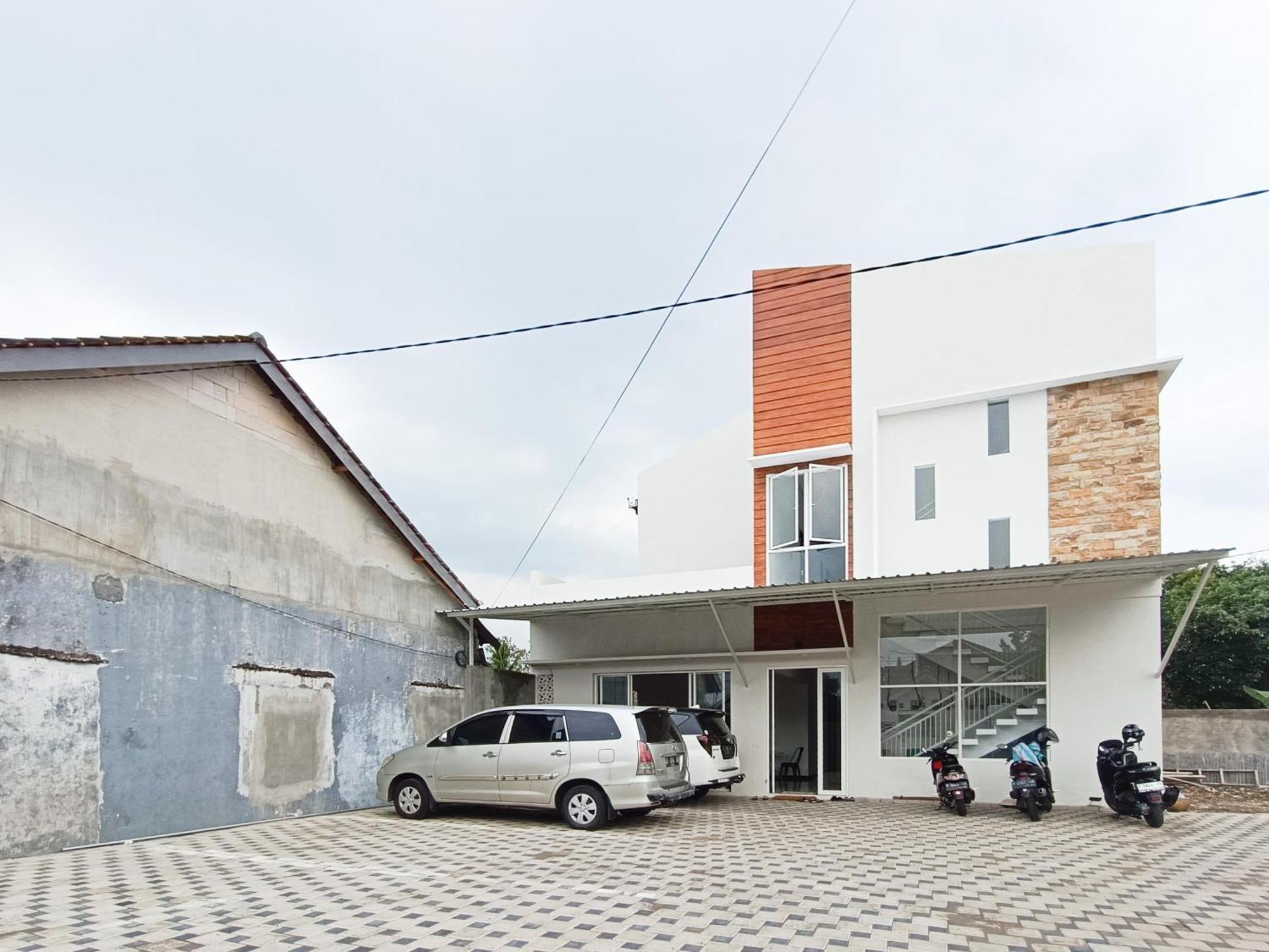 Happy Family Homestay Jember Mitra Reddoorz Esterno foto
