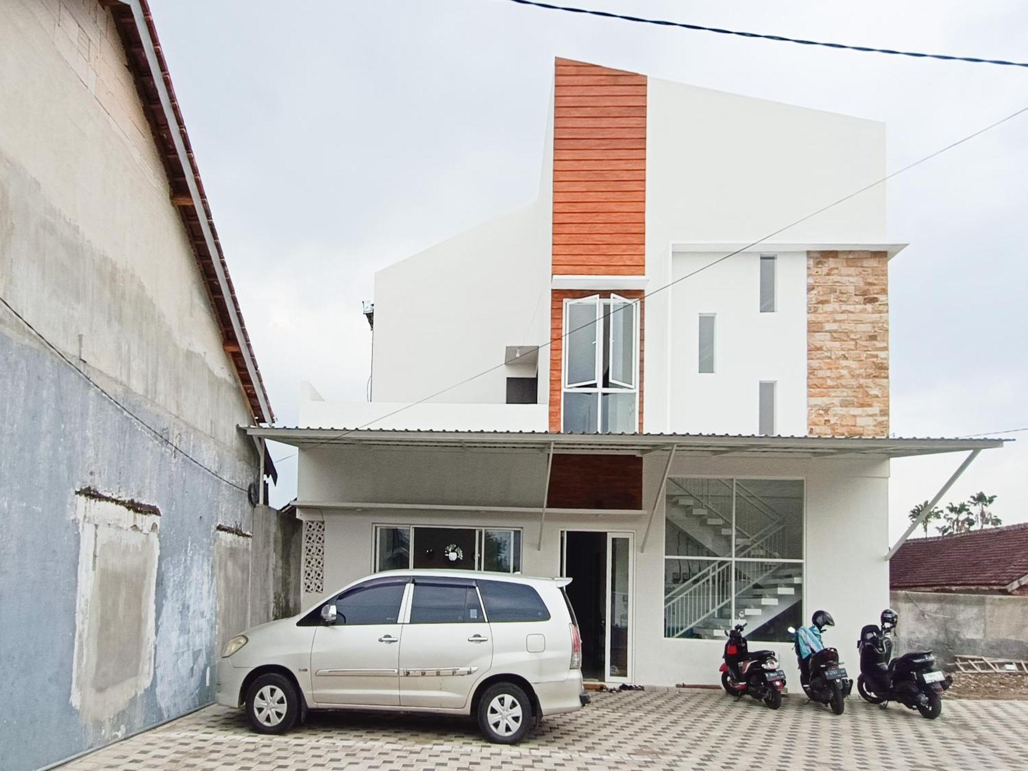 Happy Family Homestay Jember Mitra Reddoorz Esterno foto